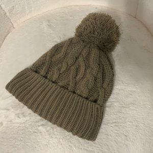 Women’s hat with pompom